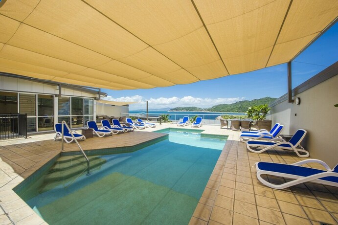 Imagen de la piscina del Hotel 1 Bright Point Apartment 1503. Foto 28