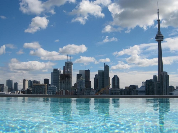 Imagen de la piscina del Hotel 1 Toronto. Foto 12