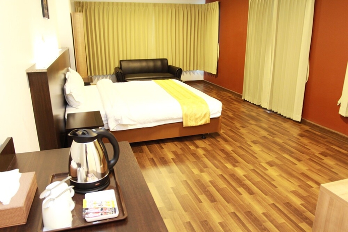 Imagen de la habitación del Hotel 101 Holiday Suite. Foto 9