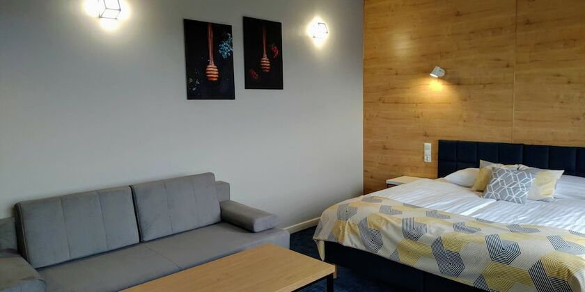 Imagen de la habitación del Hotel 107. Foto 17