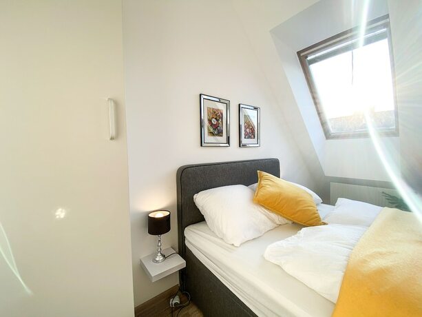 Imagen de la habitación del Hotel 10-Min Walk to Hauptbahnhof, Cozy Private Rooms with AC, TV & WIFI. Foto 19