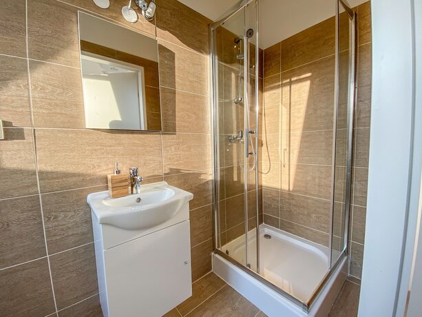Imagen general del Hotel 10-Min Walk to Hauptbahnhof, Cozy Private Rooms with AC, TV & WIFI. Foto 5