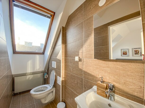 Imagen general del Hotel 10-Min Walk to Hauptbahnhof, Cozy Private Rooms with AC, TV & WIFI. Foto 7