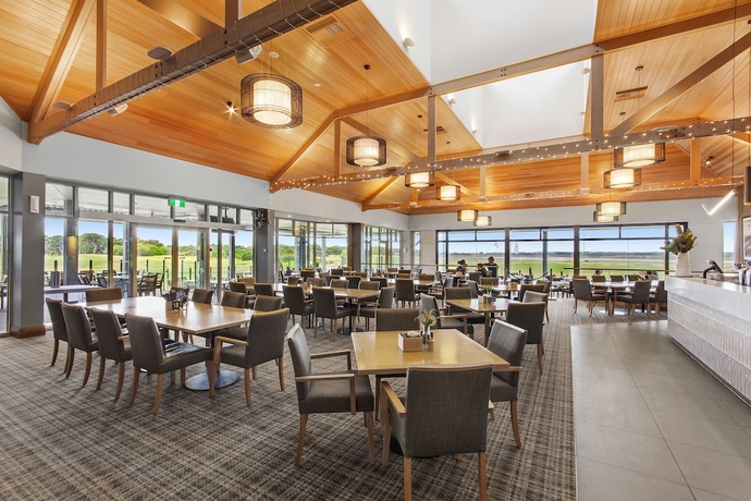 Imagen del bar/restaurante del Hotel 13th Beach Golf Lodges. Foto 7