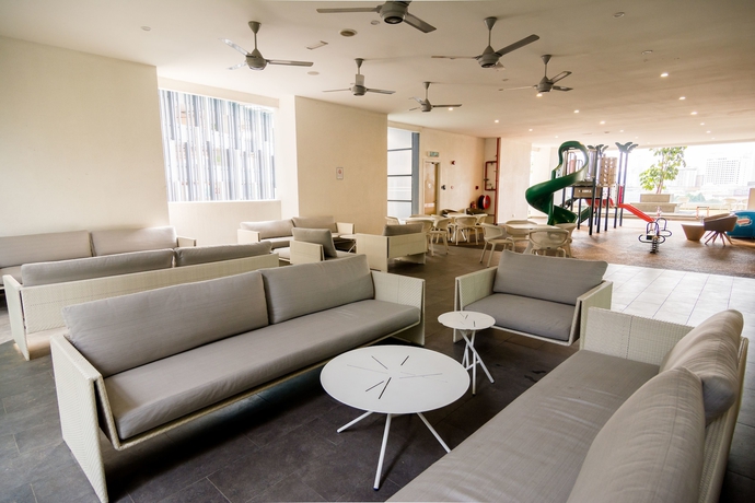 Imagen del bar/restaurante del Hotel 188 Suites By Namastay. Foto 3