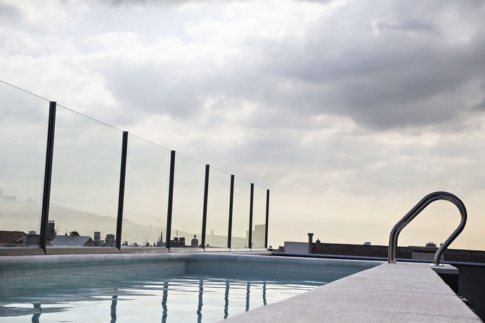 Imagen de la piscina del Hotel 1881 Gran Rosellón. Foto 16