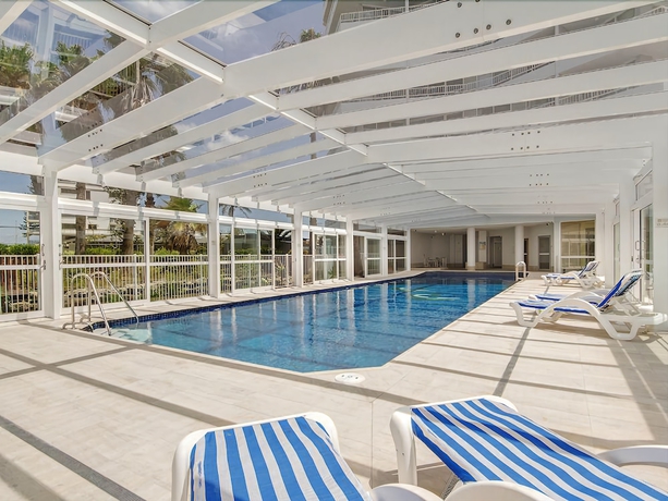 Imagen de la piscina del Hotel 19th Avenue On The Beach. Foto 13