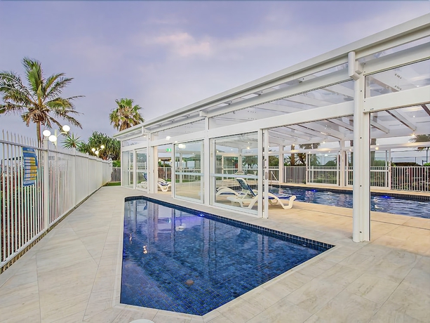 Imagen de la piscina del Hotel 19th Avenue On The Beach. Foto 15