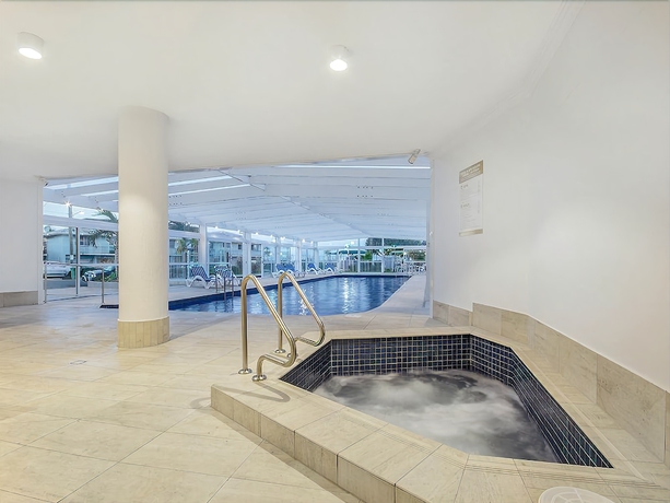 Imagen de la piscina del Hotel 19th Avenue On The Beach. Foto 18