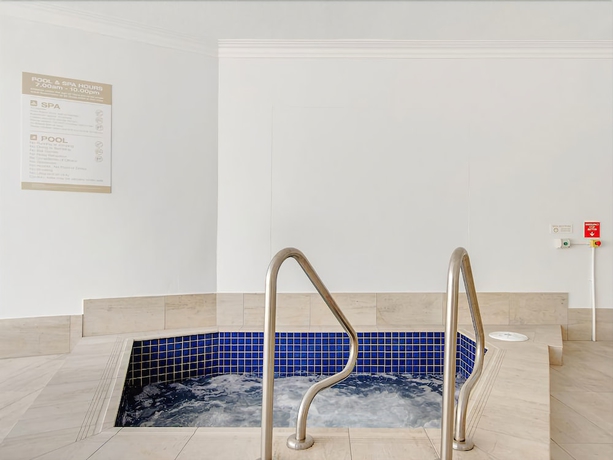 Imagen de la piscina del Hotel 19th Avenue On The Beach. Foto 19
