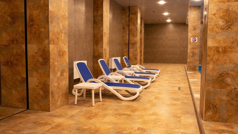 Imagen de la piscina del Hotel 1BR with Balcony Pool and Sauna. Foto 6