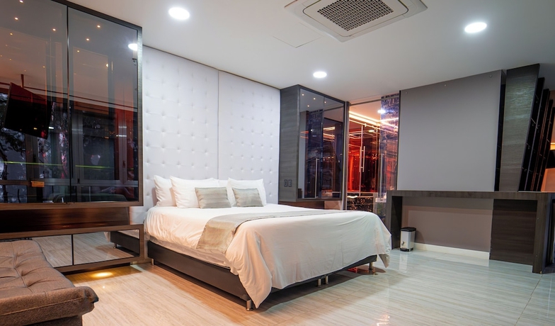 Imagen de la habitación del Hotel 1Million Suites. Foto 2