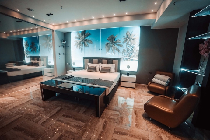 Imagen de la habitación del Hotel 1Million Suites. Foto 5