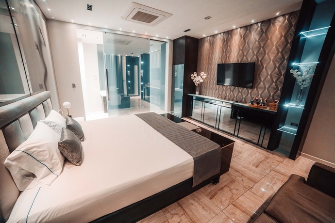 Imagen de la habitación del Hotel 1Million Suites. Foto 6