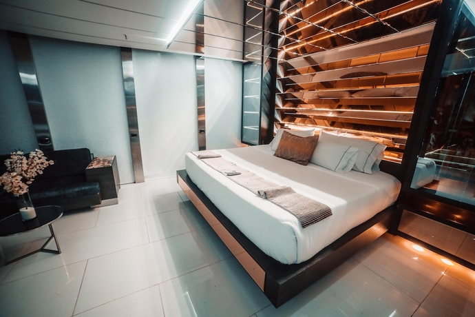 Imagen de la habitación del Hotel 1Million Suites. Foto 10