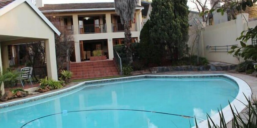 Imagen de la piscina del Hotel 2 Leafed Doors. Foto 20