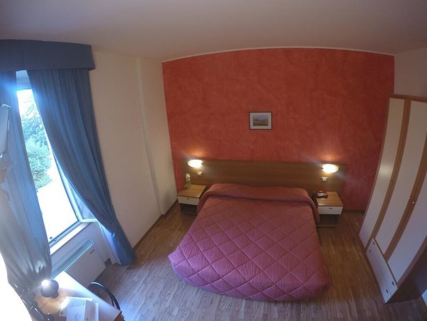 Imagen de la habitación del Hotel 2000 Fabriano. Foto 4