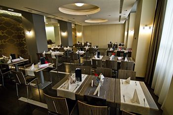 Imagen del bar/restaurante del Hotel 2000 HOTEL TIMISOARA. Foto 2