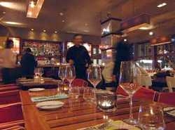 Imagen del bar/restaurante del Hotel 25 HOURS, Frankfurt. Foto 2