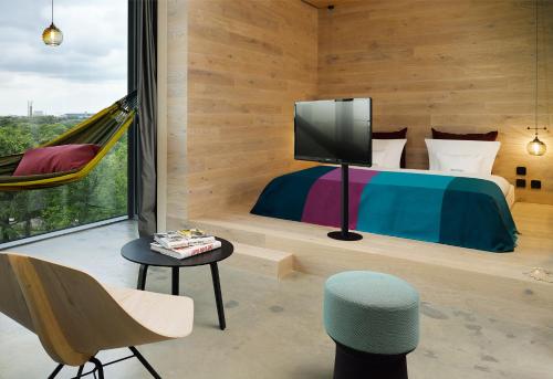 Imagen de la habitación del Hotel 25hours Bikini Berlin. Foto 17