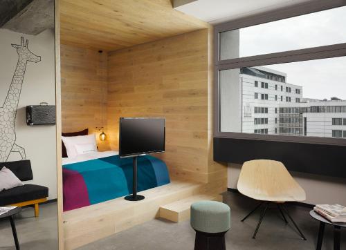 Imagen de la habitación del Hotel 25hours Bikini Berlin. Foto 18
