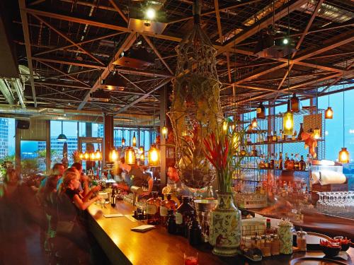 Imagen del bar/restaurante del Hotel 25hours Bikini Berlin. Foto 12