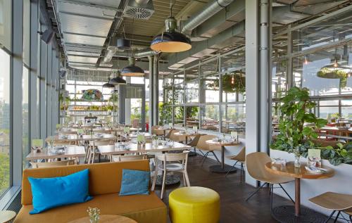 Imagen del bar/restaurante del Hotel 25hours Bikini Berlin. Foto 13