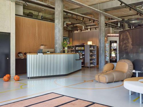 Imagen de los interiores del Hotel 25hours Zurich West. Foto 19