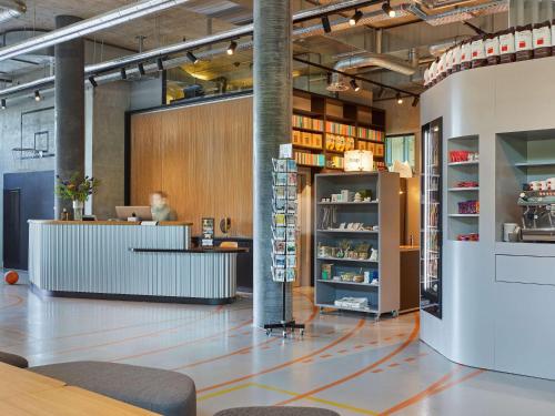 Imagen de los interiores del Hotel 25hours Zurich West. Foto 20