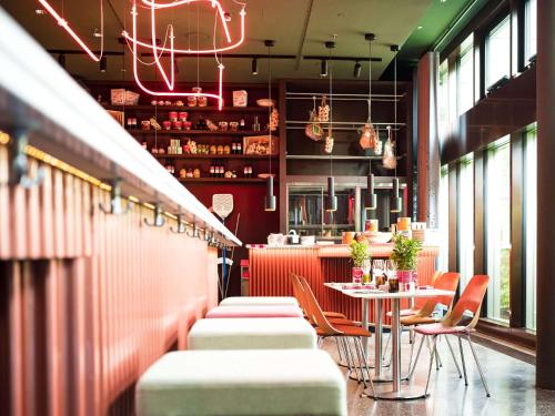 Imagen del bar/restaurante del Hotel 25hours Zurich West. Foto 8