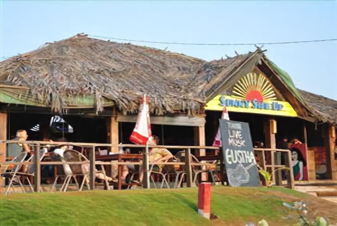 Imagen del bar/restaurante del Hotel 360 Degree Beach Retreat. Foto 3