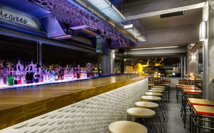 Imagen del bar/restaurante del Hotel 360 Degrees. Foto 9