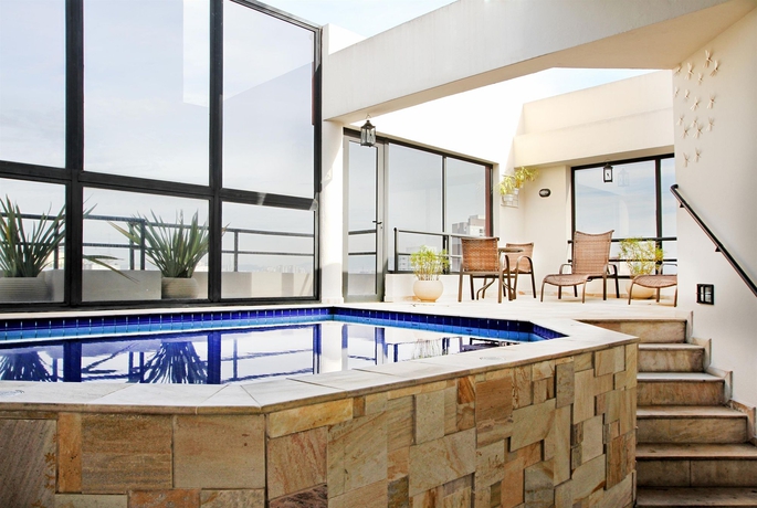 Imagen de la piscina del Hotel 360 Suítes Santa Cecília. Foto 15