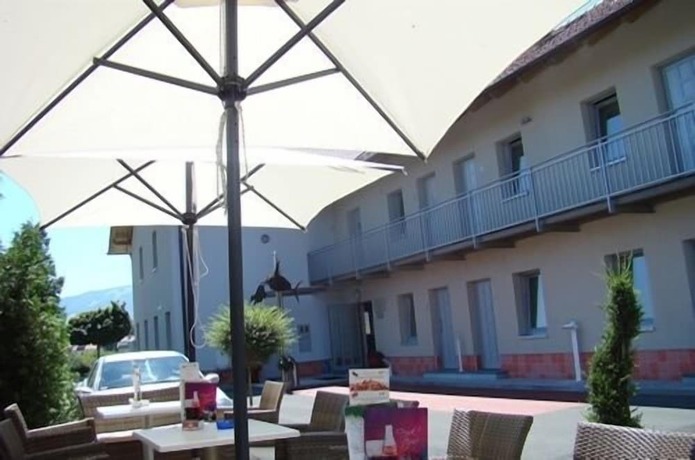 Imagen de los exteriores del Hotel 365. Foto 13