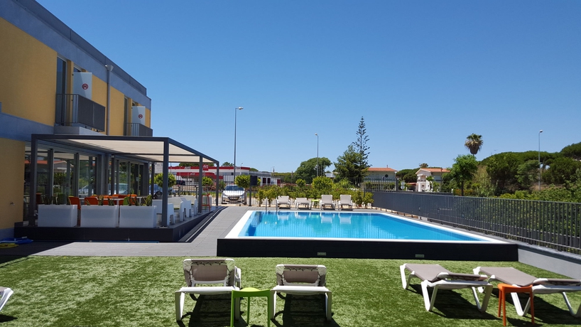 Imagen de la piscina del Hotel 3k Faro Aeroporto. Foto 15