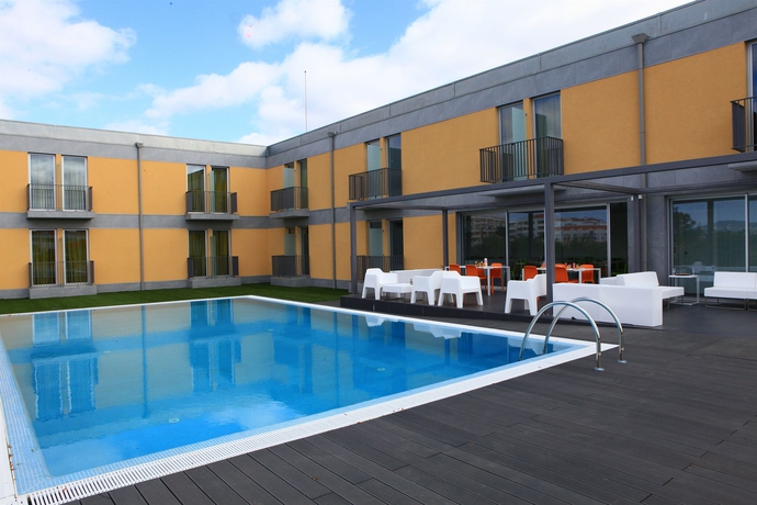 Imagen de la piscina del Hotel 3k Faro Aeroporto. Foto 16