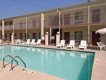 Imagen de los interiores del Hotel 4 A's Inn. Foto 7