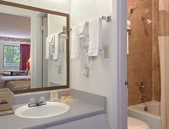 Imagen de los exteriores del Hotel 4 A's Inn. Foto 6