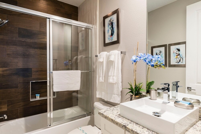 Imagen de la habitación del Hotel 4 BR 4 BA Hidden Gem Min Disney 1804ft. Foto 10