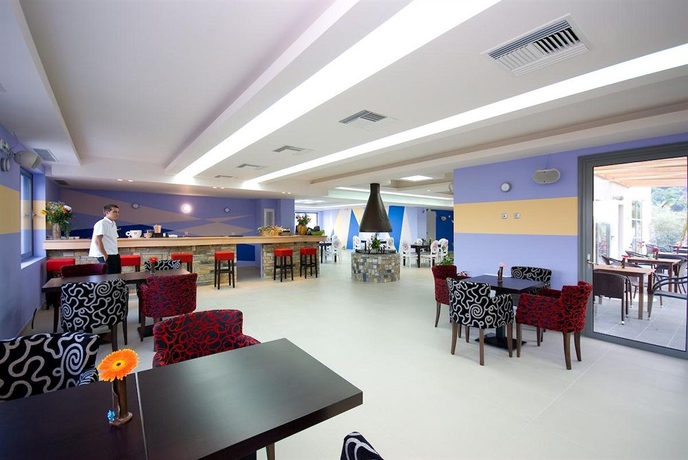 Imagen del bar/restaurante del Hotel 4 Epoches. Foto 4