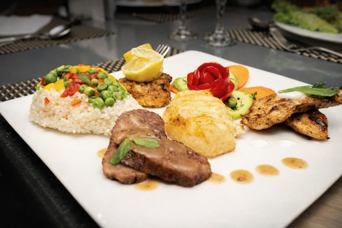 Imagen del bar/restaurante del Hotel 4 nights Elegant Nile Cruise full board. Foto 6