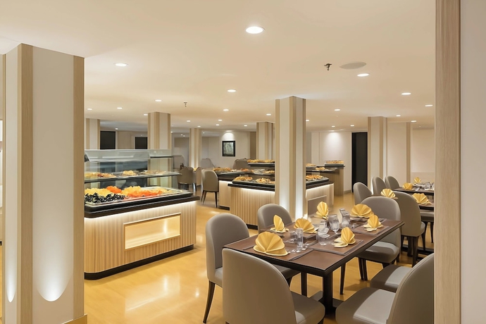 Imagen del bar/restaurante del Hotel 4 nights Luxury Nile Cruise full board. Foto 5