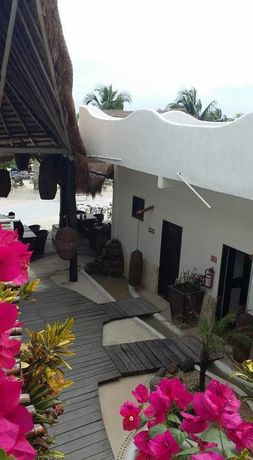 Imagen de los exteriores del Hotel 40 Ca&ntilde;ones. Foto 12