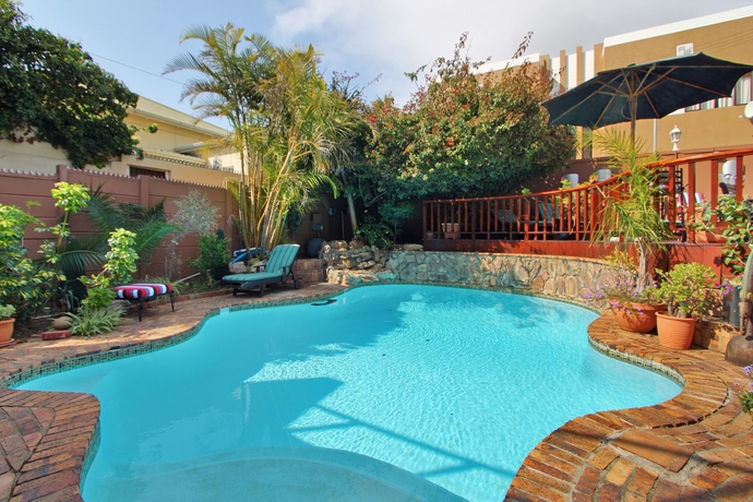 Imagen de la piscina del Hotel 40 Winks Guest House Green Point Cape Town. Foto 19