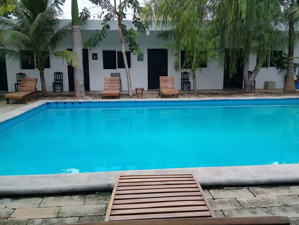 Imagen de la piscina del Hotel 41 Valladolid. Foto 17