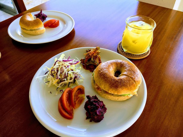 Imagen del bar/restaurante del Hotel 413 Hamahiga andcafe. Foto 3