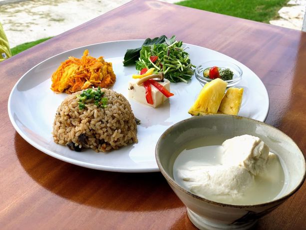 Imagen del bar/restaurante del Hotel 413 Hamahiga andcafe. Foto 4