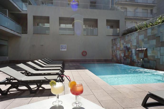 Imagen de la piscina del Hotel 4r Miramar Calafell. Foto 9