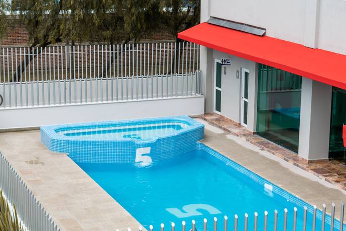 Imagen de la piscina del Hotel 5 Inn Plus. Foto 19
