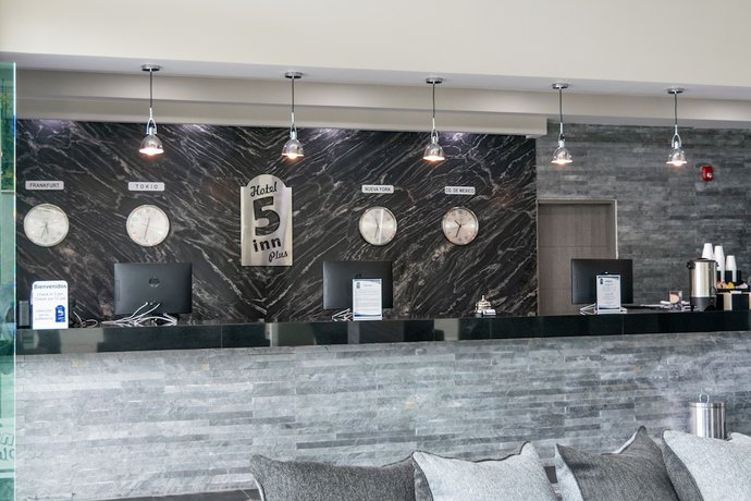 Imagen de los interiores del Hotel 5 Inn Plus. Foto 17